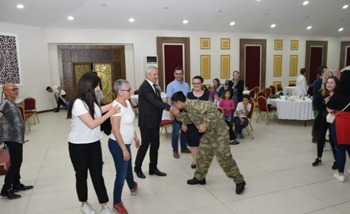 Balıkesir’in Susurluk ilçesinde 14 engelli gence asker düğünü yapılarak, ellerine