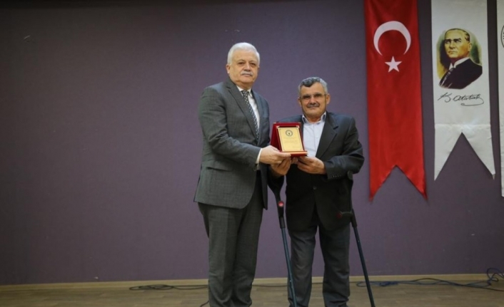  Başkan Ali Kemal Deveciler'e Plaket