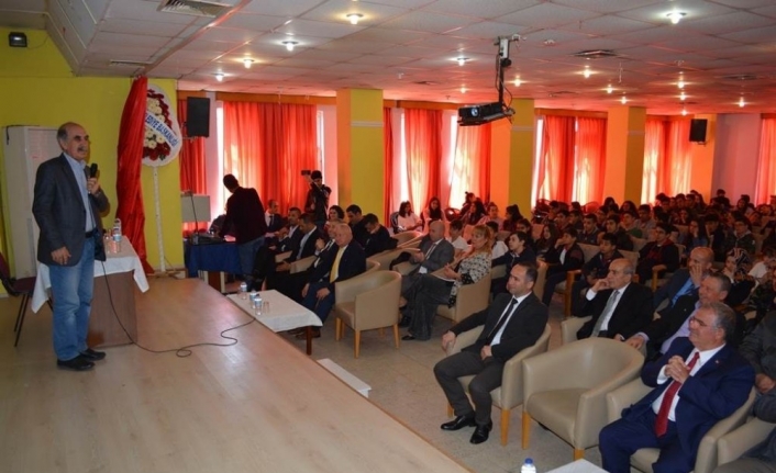 Erdek’te, “Kyzikos Antik Kenti ve Kazı Çalışmaları” konulu seminer düzenlendi.