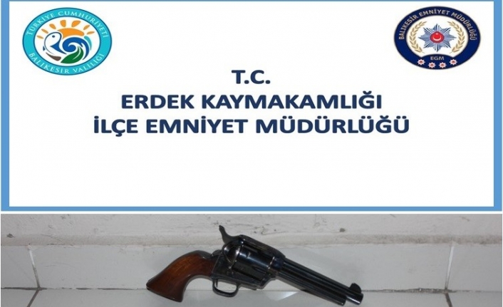 Erdek'te İşyerinde Uyuşturucu Satan Tacire Baskın