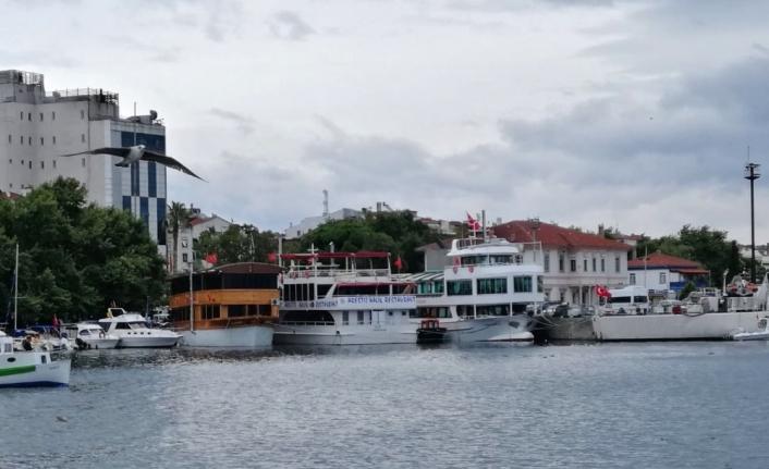  Erdek'te Yüzer Restoranlar Kendilerine Yer Arıyor