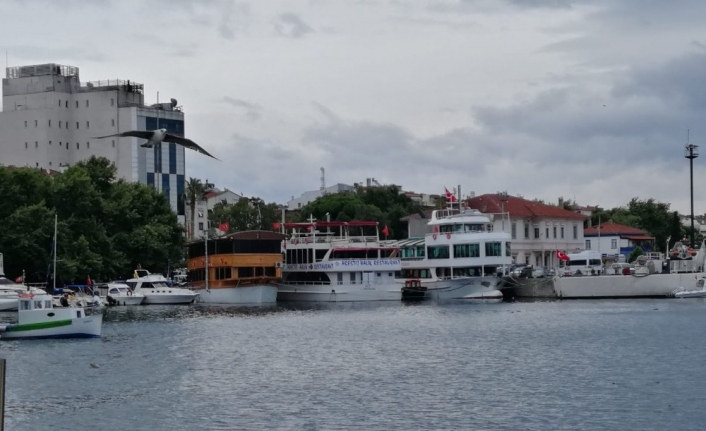  Erdek Kaymakamlığı, Sahilde İzinsiz Park Eden Yüzer Restoranların Balıkçı
