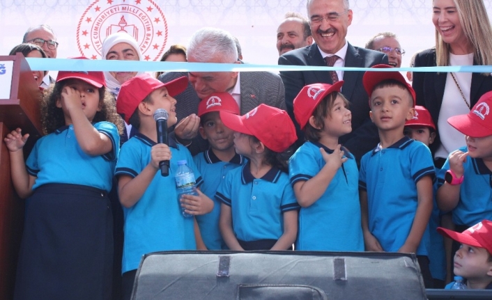  Cumhurbaşkanı Erdoğan’ın Canlı Bağlantı İle Katıldığı Okulun Açılışını Yapan
