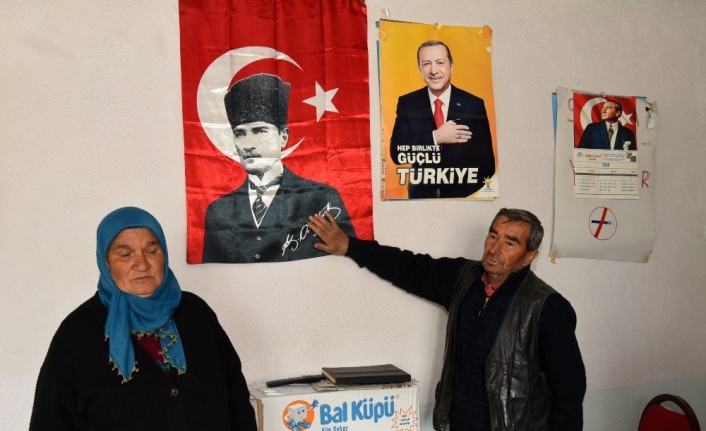 Balıkesir’in Dursunbey ilçesinde seçim çalışması için bir partinin bayrağını asmak
