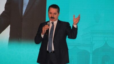 Uzun yıllar milletvekilliğinden bakanlığa kadar devletin çeşitli kademelerinde görev yapan