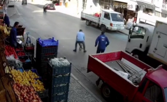  İzmir’in Buca İlçesinde, Bir İş Yerinde Hızlıca Çikarak Yola
