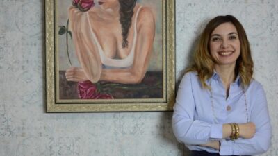 Estetik ve Plastik Cerrahi Uzmanı Op.Dr. Aslı Can, merdiven altı