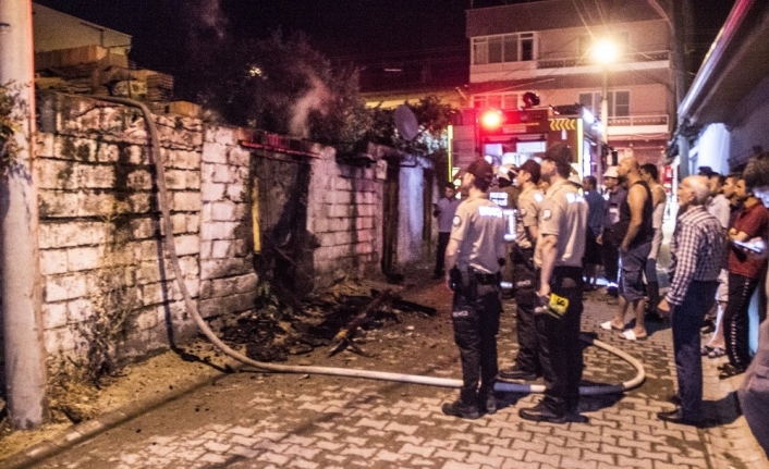Balıkesir’in Edremit İlçesinde Meydana Gelen Ev Yangınında İki Kişi Yaralandı.