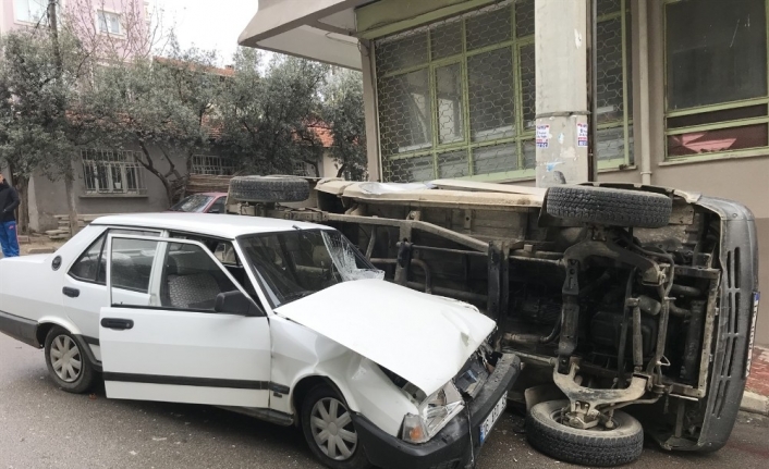 Bursa’nın Orhangazi ilçesinde otomobilin çarptığı kamyonet devrildi. Sürüklenen kamyonet elektrik