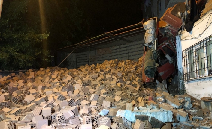 Yokuş aşağı seyrederken freni boşalan tuğla yüklü kamyon evin duvarından