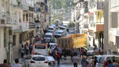 İzmir’in Bornova İlçesinde Freni Tutmayan Park Halindeki Hafriyat Kamyonu,