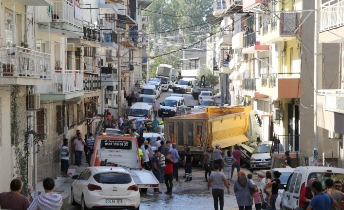  İzmir’in Bornova İlçesinde Freni Tutmayan Park Halindeki Hafriyat Kamyonu,