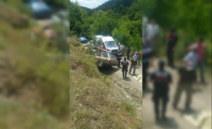  Tarladan Dönen Çiftin Otomobili Frenleri Boşalınca Yokuş Aşağıya Gitti.