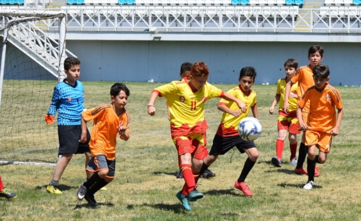 Nilüfer 18. Uluslararası Spor Şenlikleri devam ediyor.İbrahim Yazıcı Stadyumu’nda oynanan