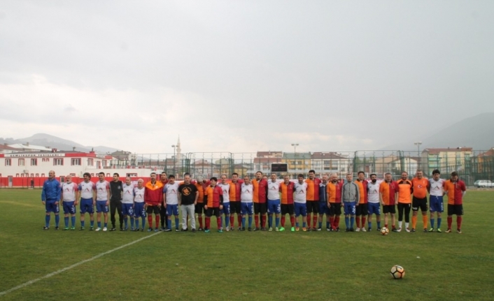 Galatasaraylı veteranlar Bursa’nın Gemlik ilçesinde gösteri maçı yaptı.Galatasaray Spor Kulübü’nde