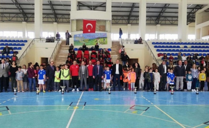 Erdek’te ilkokullar arası düzenlenen Geleneksel Çocuk Oyunları Şenliği, ilçe final