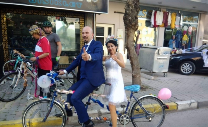 Balıkesir’de yeni evlenen bisiklet tutkunu bir çift, bisikleti gelin arabası