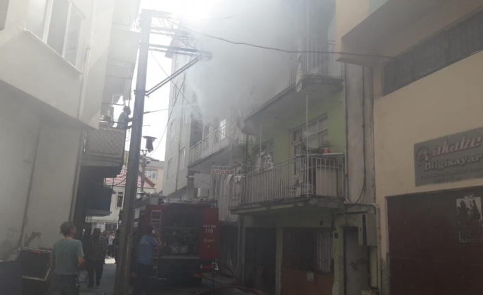  Bursa'nın Gemlik İlçesinde Bir İkamette Çikan Yangın Yan Binalara