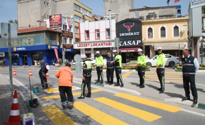Gemlik İlçe Emniyet Müdürlüğü Trafik Şube ekipleri, yaya geçitlerinin yenilenmesi