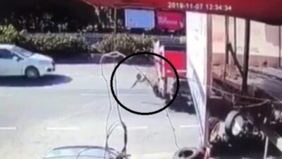  İzmir’in Karşıyaka İlçesinde Bir Kişi, Geri Manevra Yapan Tırın