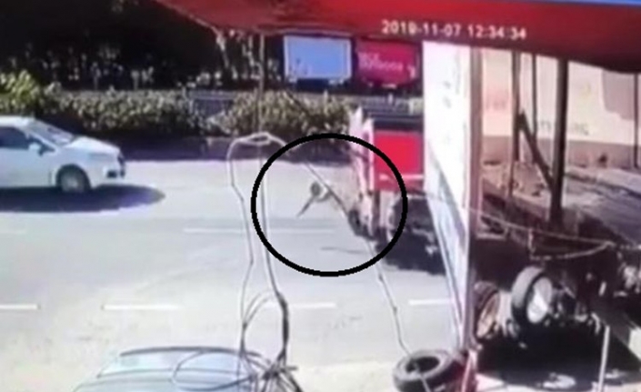  İzmir’in Karşıyaka İlçesinde Bir Kişi, Geri Manevra Yapan Tırın