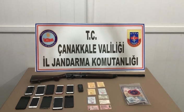 Çanakkale merkezli İstanbul ve Balıkesir’de göçmen kaçakçılarına yönelik gerçekleştirilen eş