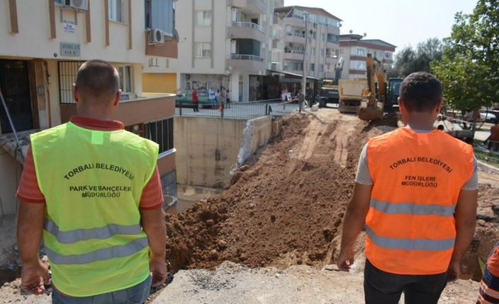  Torbalı Belediyesi Tarafından Mağdur Aileler Otellere Yerleştirilirken, Ekipler Enkaz