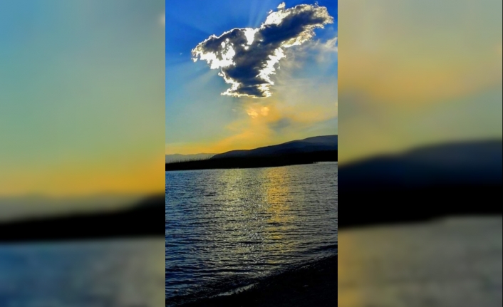 Bursa’da İznik Gölü’nün üzerindeki bulutun kartalı andıran görüntüsü görenleri hayran