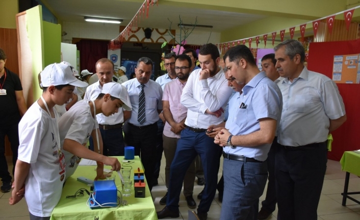 GÖLCÜK ORTAOKULUNDA "TÜBİTAK 4006 BİLİM FUARI" DÜZENLENDİ
