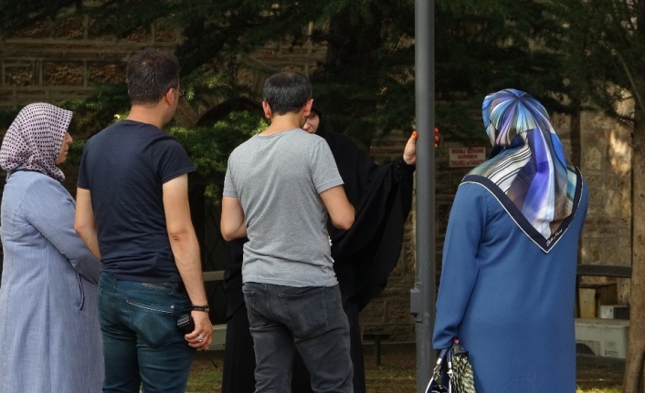  Bursa Ulucami'nin Bahçesindeki Bir Bankta Çantasini Unutan Yaşlı Kadın,