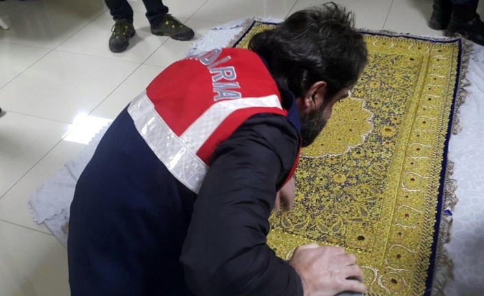 Bursa’da altın ve yakut işlemeli gümrük kaçağı halıyı jandarmaya satmaya