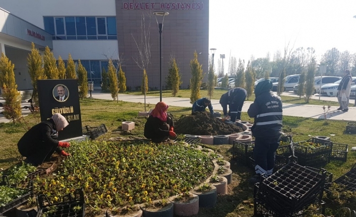 Bursa’nın Gürsu ilçesinde Cüneyt Yıldız Devlet Hastanesi’nin çevresi güzelleştiriliyor.Gürsu Belediyesi