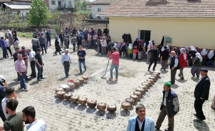 Balıkesir’in Sındırgı ilçesinin Mumcu kırsal mahallesinde güveçte hayır geleneği bozulmadı.