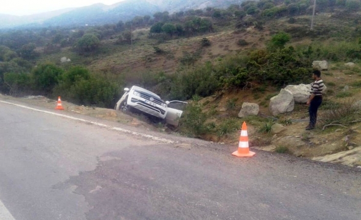 Çanakkale’nin Gökçeada ilçesinde hafif ticari aracın şarampole yuvarlanması sonucu meydana