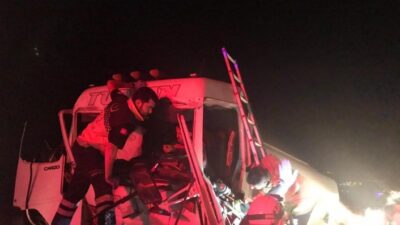  İzmir’in Aliağa İlçesinde Hafriyat Kamyonu İle Akaryakıt Tankerinin Çarpiştiği