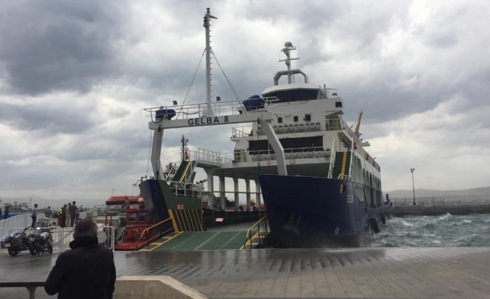  Çanakkale'nin Gelibolu İskelesinde, Şiddetl Fırtına Sebebiyle Sıra Bekleyen Feribotlardan
