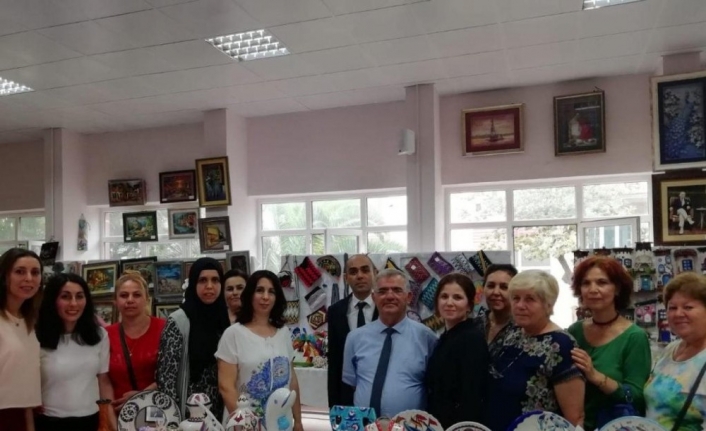 Erdek’te eğitim gören Halk Eğitim kursiyerlerinden yılsonu sergisi büyük ilgi