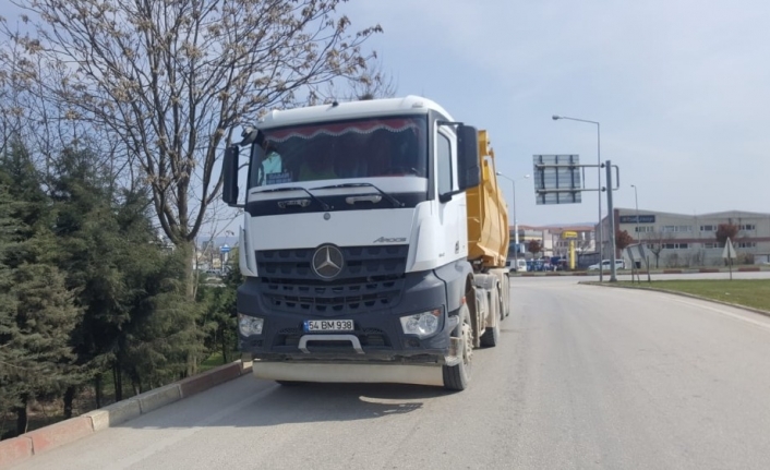 Bursa’nın İnegöl ilçesinde meydana gelen kazada hafriyat kamyonu ile otomobilin