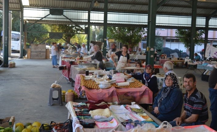  Balıkesir'in Bigadiç İlçesinde Belediye Tarafından Kadınların El Emeklerini Kazanca