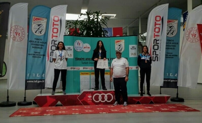  Osmangazi Belediyespor Atıcılık Takımı Sporcularından Beyza Duman, Havalı Silahlar