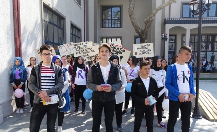 Havran ilçesinde, Havran Anadolu Lisesi öğrencileri, kanser hastalığına dikkat çekmek