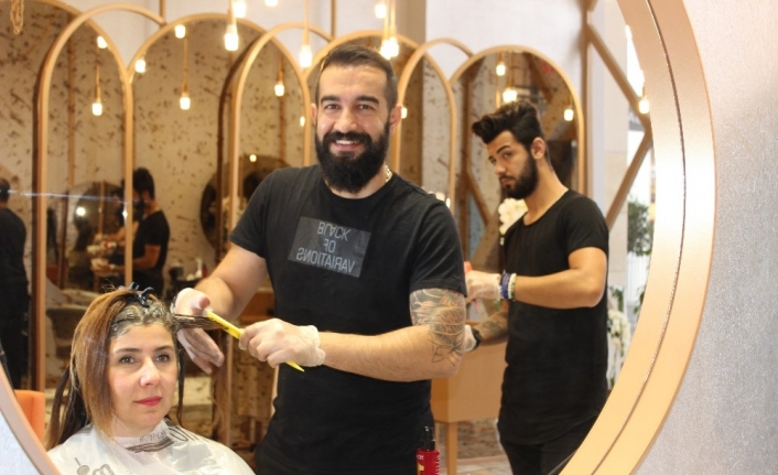  Diyalizden Kurtulan, Sağlığına Kavuşan Kaya, Mesleği Kuaförlüğe Geri Döndü.