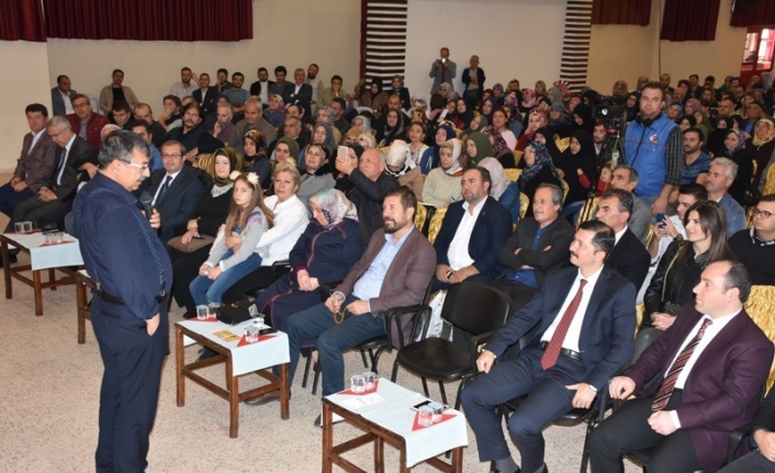  Hayati İnanç Sındırgı'da Konferans Verdi
