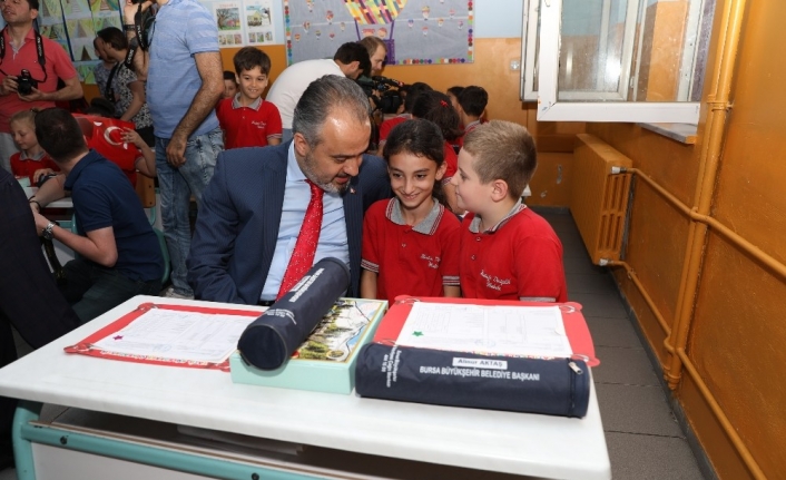 Bursa’da 2018-2019 Eğitim Öğretim Yılı Karnelerin Dağıtılmasıyla Sona Erdi.