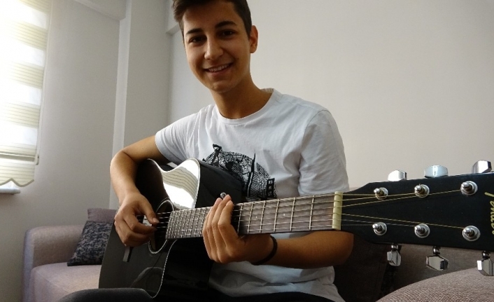 Bursa’da lise öğrencisi merak saldığı gitar çalmayı hiç kursa gitmeden