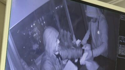 Bursa'da, Bir Kuyumcunun Camını Satır Ve Balta İle Kırarak İçeri