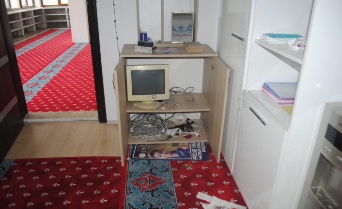 Bursa’nın İnegöl ilçesinde camiye camdan giren hırsızlar, bulduklar bir miktar