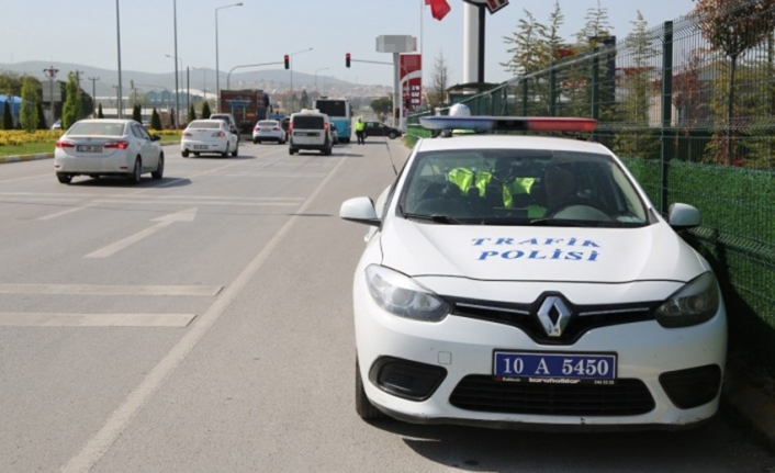  Balıkesir'de Trafik Polisleri Hız Yapan Araç Sürücülerine Ceza Yağdırdı