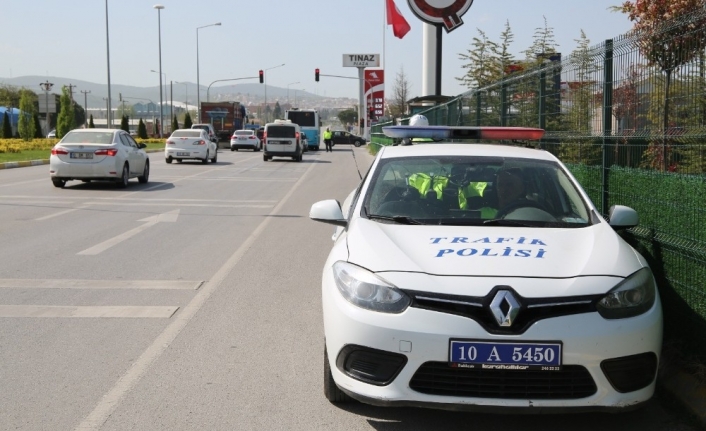  Balıkesir'de Trafik Polisleri Hız Yapan Sürücülere Karşı Radarlı Denetim