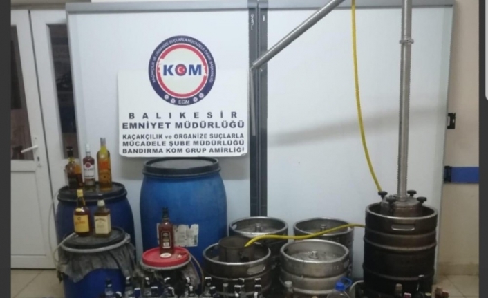  Balıkesir'de İçki İmalathanesi Gibi Eve Düzenlenen Operasyonda Çok Miktarda